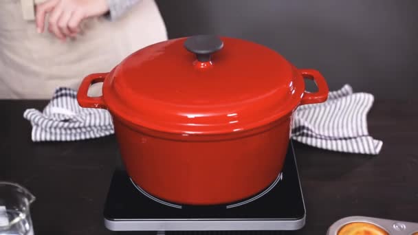 时间流逝 循序渐进 烹饪火鸡辣椒在搪瓷铸铁覆盖荷兰烤箱 — 图库视频影像