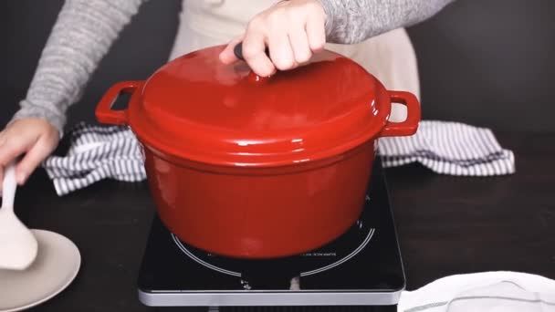 Schritt Für Schritt Kochen Truthahn Chili Emailliertem Gusseisen Abgedeckt Holländischen — Stockvideo