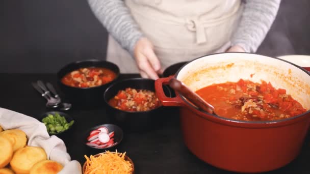 Steg För Steg Som Serverar Turkiet Chili Från Emaljerad Gjutjärn — Stockvideo