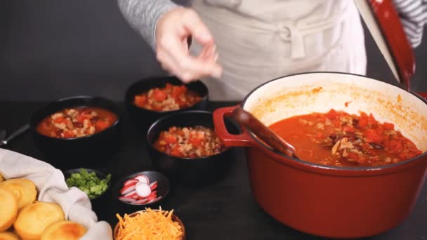 一歩一歩 ダッチ オーブンを覆われた鋳物ホーローからはトルコ チリの料理 — ストック動画