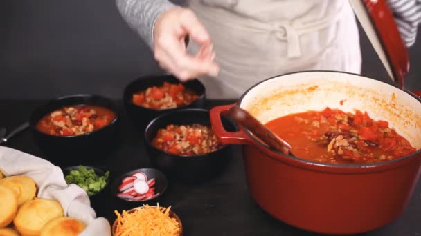 Steg För Steg Som Serverar Turkiet Chili Från Emaljerad Gjutjärn — Stockvideo