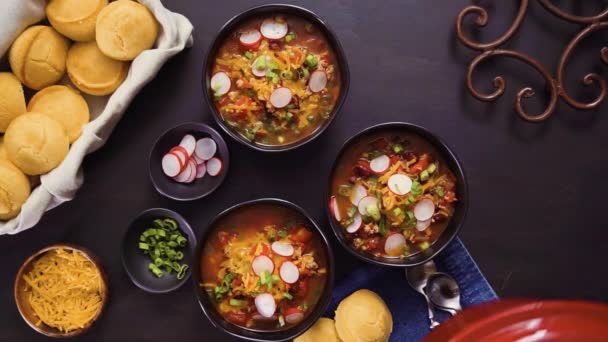 Stap Voor Stap Bovenaanzicht Turkije Chili Gegarneerd Met Groene Uien — Stockvideo