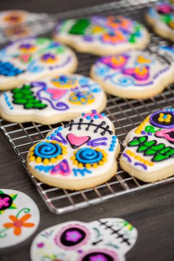 Şekerli kurabiye şeker kafatası şeklinde renkli Kraliyet buzlanma ile dekore edilmiştir.