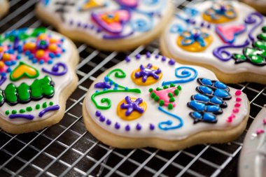 Şekerli kurabiye şeker kafatası şeklinde renkli Kraliyet buzlanma ile dekore edilmiştir.