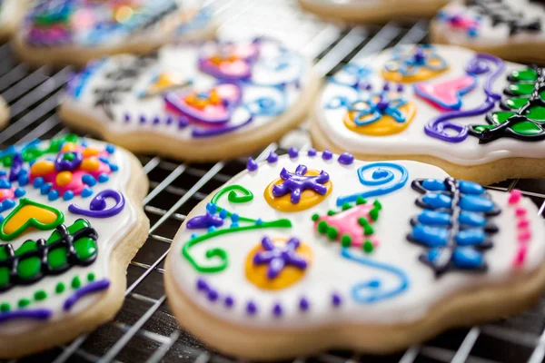 Sugar Cookies Form Socker Skalle Inredda Med Färgglada Royal Icing — Stockfoto