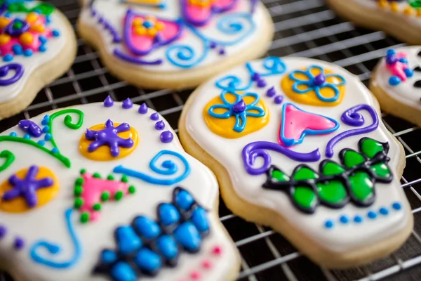 Biscoitos Açúcar Forma Crânio Açúcar Decorado Com Gelo Real Colorido — Fotografia de Stock