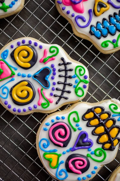 Biscoitos Açúcar Forma Crânio Açúcar Decorado Com Gelo Real Colorido — Fotografia de Stock