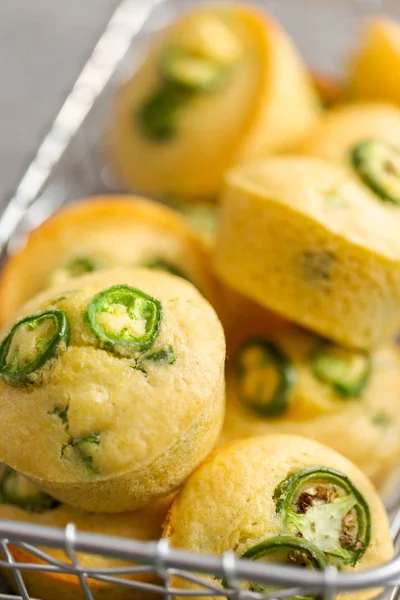 Close Van Versgebakken Cornbread Muffins Met Pittige Jalapeno Peper Bekabelde — Stockfoto