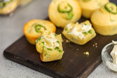 Ahşap tahta üzerinde baharatlı jalapeno biber ile lezzetli mısır ekmeği kek fırından yeni çıkmış