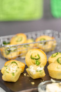 Fırından yeni çıkmış Mısır ekmeği kek baharatlı jalapeno biber kopya alanı ile ahşap tahta üzerinde