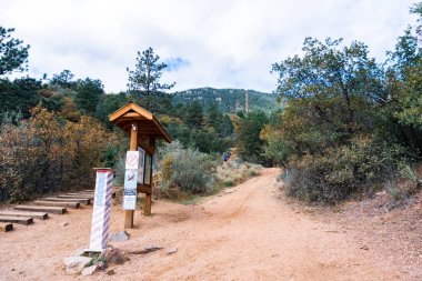 Colorado Springs, Colorado, ABD-Ekim 17, 2018 - aşırı doğa iz işaret ve sarp dağ ile gelişmiş yürüyüşçüler için eğilmek.