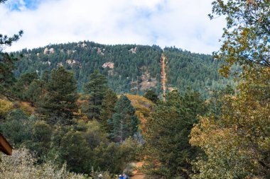 Colorado Springs, Colorado, ABD-Ekim 17, 2018 - güzel doğal dağ manzarası ile aşırı dik dağ eğim arka planda