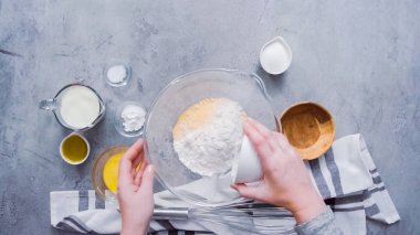 baharatlı jalapeno Mısır ekmeği kek için kase maddeler birlikte cam karıştırma karıştırma, yat