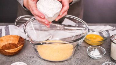 hamuru kase mısır ekmeği kek için baharatlı jalapeno biber ile karıştırma 