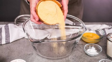 baharatlı jalapeno Mısır ekmeği kek için kase maddeler birlikte cam karıştırma karıştırma, yat