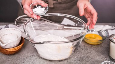 baharatlı jalapeno Mısır ekmeği kek için kase maddeler birlikte cam karıştırma karıştırma, yat