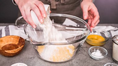 baharatlı jalapeno Mısır ekmeği kek için kase maddeler birlikte cam karıştırma karıştırma, yat