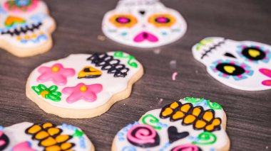 şeker kafatasları düz lay farklı renk royal Icing ile dekore edilmiştir..