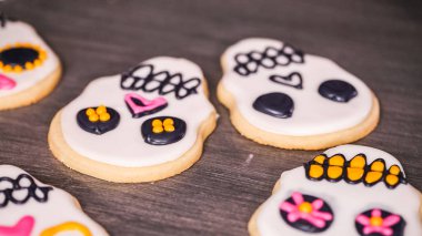 şeker kafatasları düz lay farklı renk royal Icing ile dekore edilmiştir..