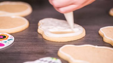 royal Icing ile şeker kafatası çerezleri dekorasyon