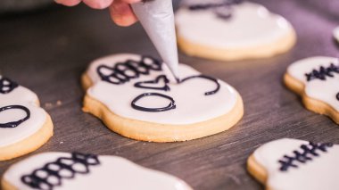 royal Icing ile şeker kafatası çerezleri dekorasyon
