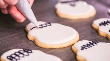 royal Icing ile şeker kafatası çerezleri dekorasyon