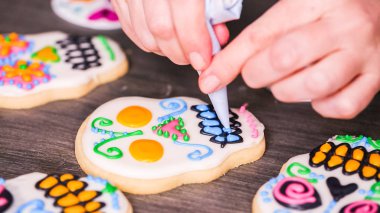 farklı renk royal Icing ile şeker kafatası çerezleri dekorasyon düz lay