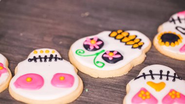 şeker kafatasları düz lay farklı renk royal Icing ile dekore edilmiştir..