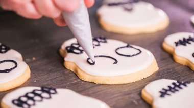 royal Icing ile şeker kafatası çerezleri dekorasyon