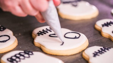 royal Icing ile şeker kafatası çerezleri dekorasyon
