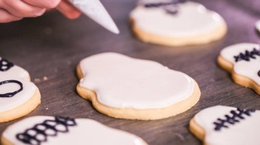royal Icing ile şeker kafatası çerezleri dekorasyon