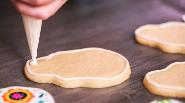 royal Icing ile şeker kafatası çerezleri dekorasyon