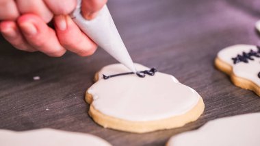 royal Icing ile şeker kafatası çerezleri dekorasyon
