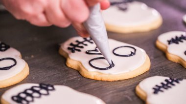 royal Icing ile şeker kafatası çerezleri dekorasyon