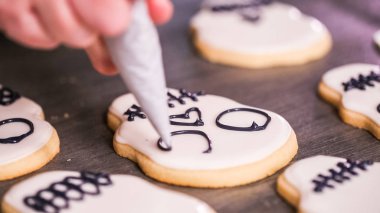 royal Icing ile şeker kafatası çerezleri dekorasyon