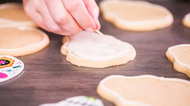 royal Icing ile şeker kafatası çerezleri dekorasyon