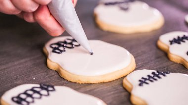 royal Icing ile şeker kafatası çerezleri dekorasyon