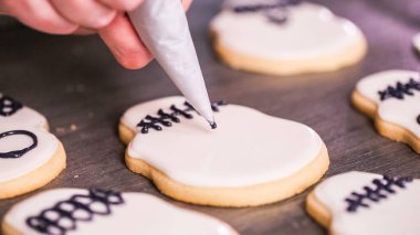 royal Icing ile şeker kafatası çerezleri dekorasyon