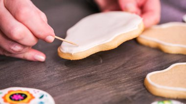 royal Icing ile şeker kafatası çerezleri dekorasyon