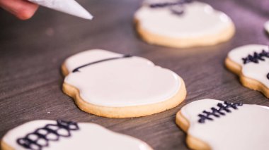 farklı renk royal Icing ile şeker kafatası çerezleri dekorasyon düz lay