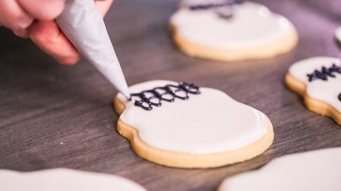 farklı renk royal Icing ile şeker kafatası çerezleri dekorasyon düz lay