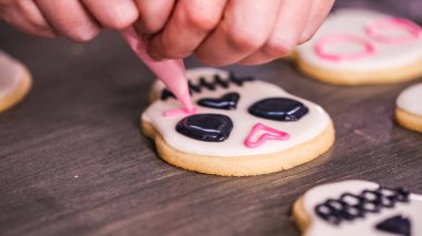 farklı renk royal Icing ile şeker kafatası çerezleri dekorasyon düz lay
