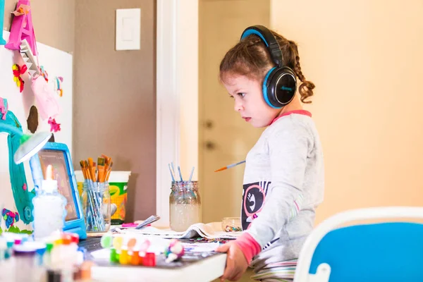 Petite Fille Portant Des Écouteurs Écoutant Musique Travaillant Sur Projet — Photo