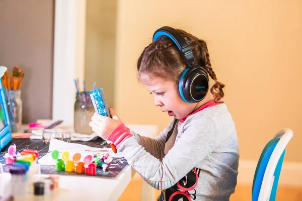 Bambina Che Indossa Cuffie Ascoltando Musica Lavorando Progetto Artistico Alla — Foto Stock