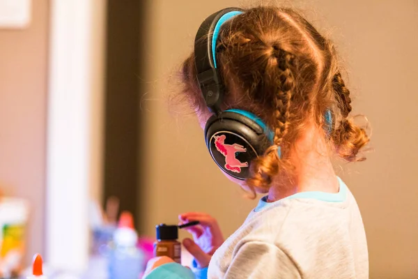 Petite Fille Portant Casque Écoutant Musique Maison — Photo