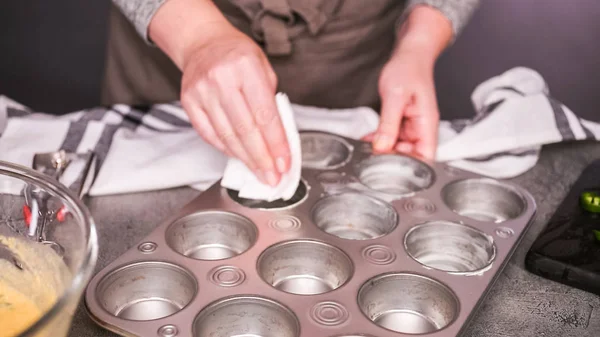 Mazání Muffin Pánev Pro Pečení Pikantní Chilli Kukuřičný Chléb Muffiny — Stock fotografie