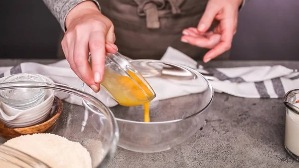 Misturando Ingredientes Juntos Tigela Mistura Vidro Para Muffins Milho Jalapeno — Fotografia de Stock