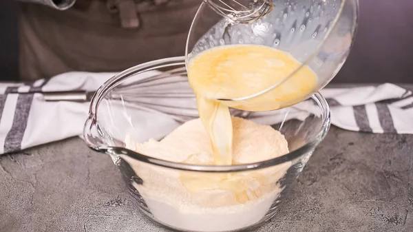 Mescolando Gli Ingredienti Insieme Una Ciotola Vetro Muffin Pane Mais — Foto Stock