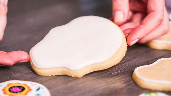 Inundando Galleta Cráneo Azúcar Con Glaseado Real Blanco — Foto de Stock