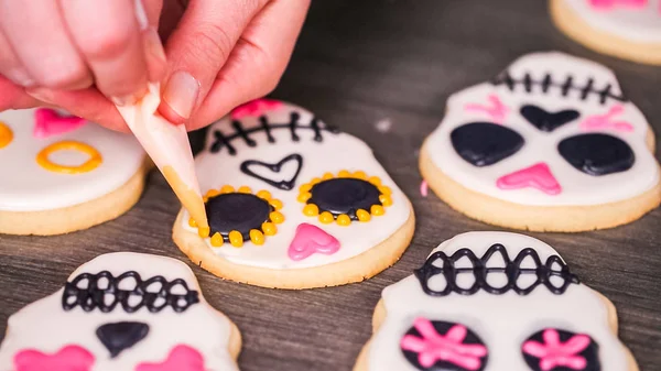 色違い高貴なアイシングとシュガー スカル クッキーを飾ることのフラット レイアウト — ストック写真